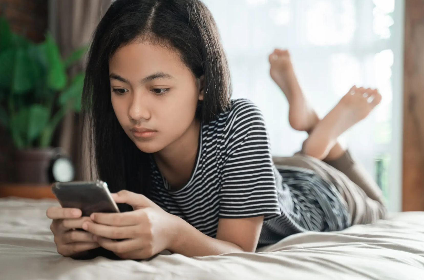 Amies utilisant Priva-Chat sur smartphone